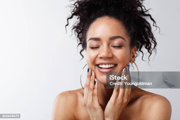 Retrato De Mujer Feliz Con Los Ojos Cerrados Foto de stock y más banco de imágenes de Piel - Partes del cuerpo - Piel - Partes del cuerpo, Belleza, Estilo de vida saludable