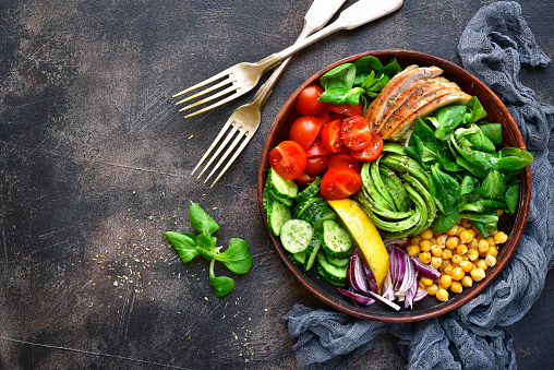 Tazón de comida con verduras, frijoles y carne de pollo photo