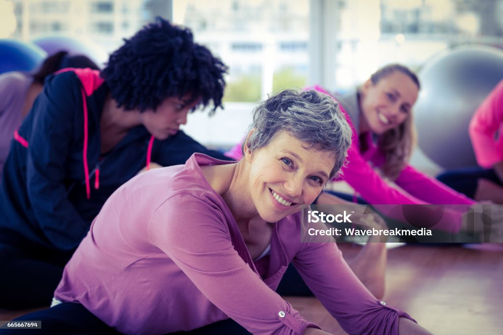 Feliz mujer el ejercicio - Foto de stock de 50-54 años libre de derechos