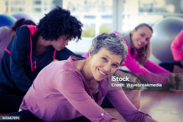 Feliz Mujer El Ejercicio Foto de stock y más banco de imágenes de 50-54 años - 50-54 años, Ejercicio físico, Mujeres