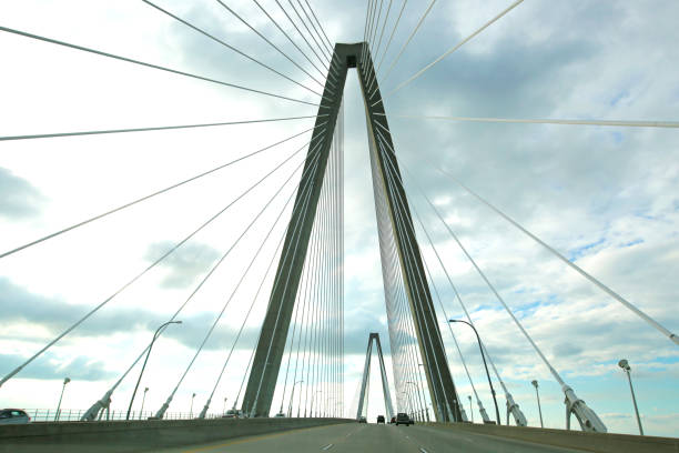 charleston south carolina bridge - charleston south carolina south carolina bridge suspension bridge imagens e fotografias de stock