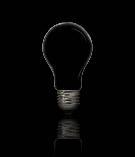 lampe fluorescente compacte avec un éclairage sur le fond noir - compact fluorescent lightbulb photos photos et images de collection