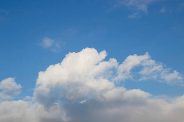 céu azul com nuvens - stratosphere - fotografias e filmes do acervo