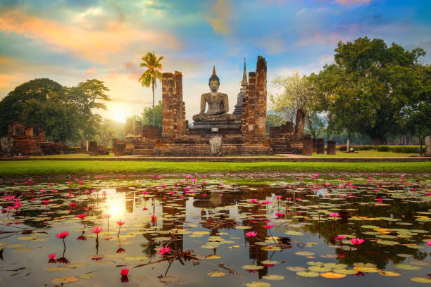 tempel wat mahathat in der fußgängerzone von sukhothai historical park, ein unesco-weltkulturerbe in thailand - religion buddha buddhism temple stock-fotos und bilder