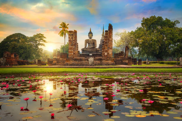 templo wat mahathat en el recinto del parque histórico de sukhothai, declarado patrimonio de la humanidad por la unesco en tailandia - thailand fotografías e imágenes de stock