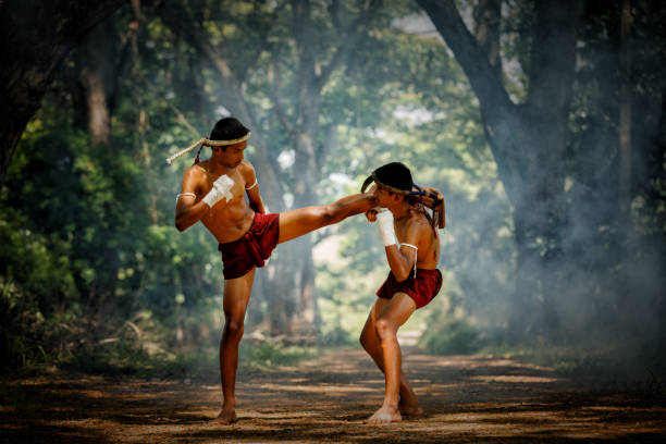 muay thai o thai boxing en tailandia - muay thai fotografías e imágenes de stock