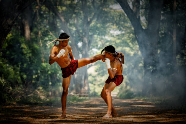 muay boxe tailandês ou thai na tailândia - kickboxing muay thai exercising sport - fotografias e filmes do acervo