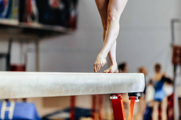 ejercicios de gimnasta de mujer de pies sobre la competencia de viga de equilibrio en gimnasia artística - barra de equilibrio fotografías e imágenes de stock