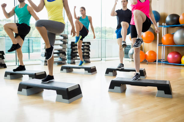 fitness class exercising in the studio - the next step imagens e fotografias de stock