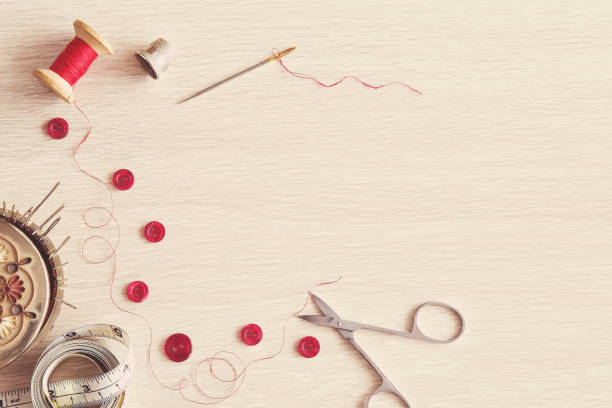 糸、針、はさみやボタン-縫製を開始する基本的なアクセサリー。縫製は機能します。手作り。女らしい趣味。 - womanly ストックフォトと画像