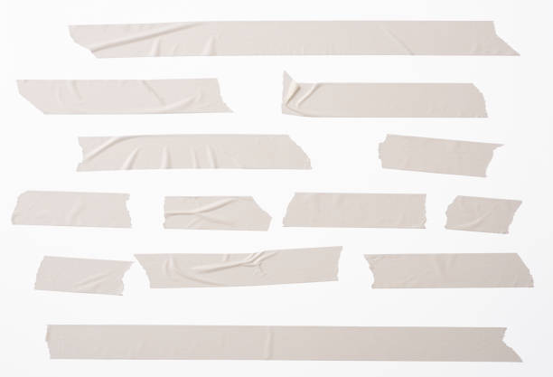 흰색 배경에 많은 조각난된 마스킹 테이프의 고립 된 총 - adhesive tape 뉴스 사진 이미지