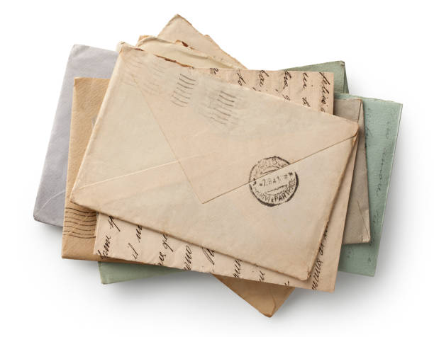 stapel von alten briefen isoliert. foto mit beschneidungspfad. - old envelope stock-fotos und bilder