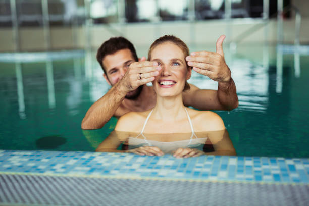 온천 스파와 웰니스 센터를 즐기는 로맨틱한 커플 - couple hot tub spa treatment health spa 뉴스 사진 이미지