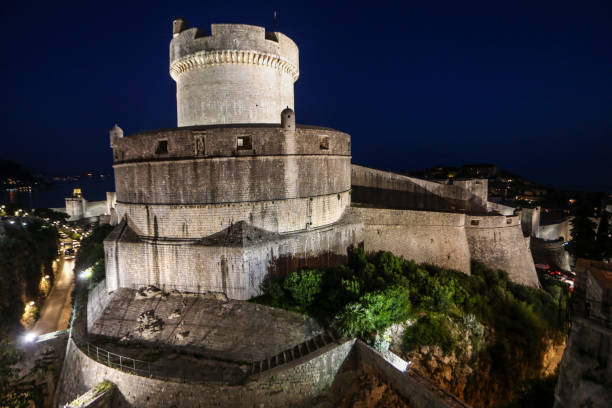 Minceta Tower at night Minceta Tower and surrounding city wall at night in Dubrovnik, Croatia. fort minceta dubrovnik stock pictures, royalty-free photos & images