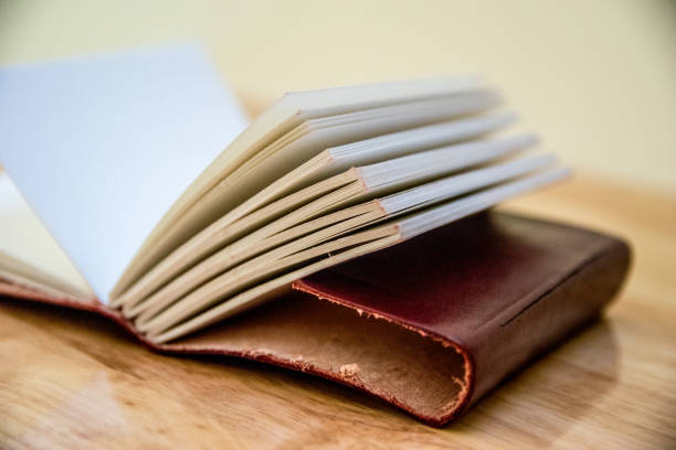 cuaderno con cubierta de cuero - chocolate book brown book cover fotografías e imágenes de stock