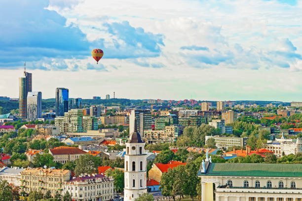 istock Cathedral Square and Financial District and air balloon in Vilnius 665772054