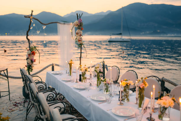 cena de boda junto al mar. banquete de bodas en el mar. las de donja - boda playa fotografías e imágenes de stock