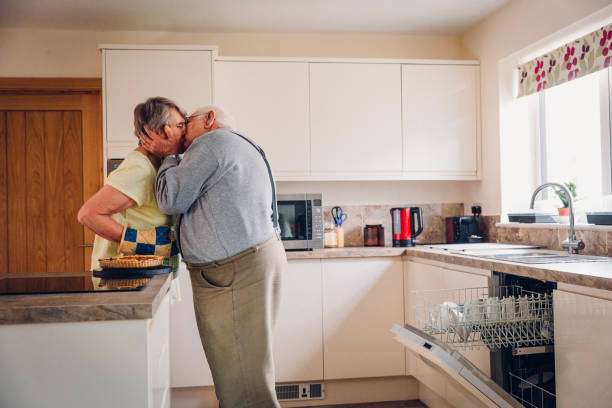 노인 남자 키스 그의 아내 - whoopee pie 뉴스 사진 이미지