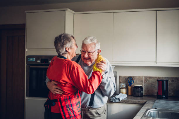 senior pareja danza en su microondas - couple healthy lifestyle real people characters fotografías e imágenes de stock