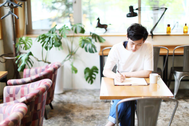 研究に専念されている学生 - learning male studying smiling ストックフォトと画像