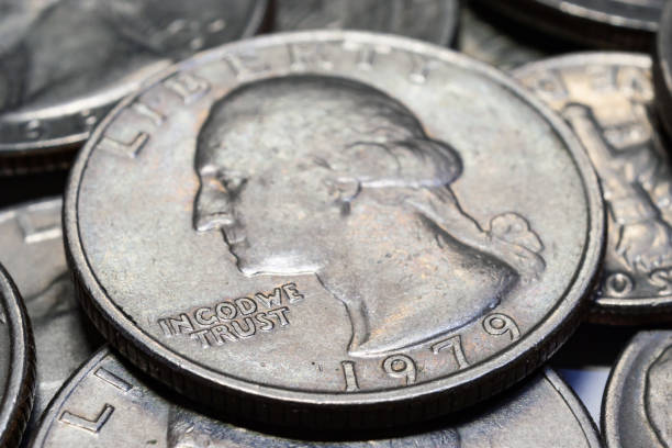monedas de diferentes denominaciones closeup. foto macro - moneda de veinte cinco centavos fotografías e imágenes de stock