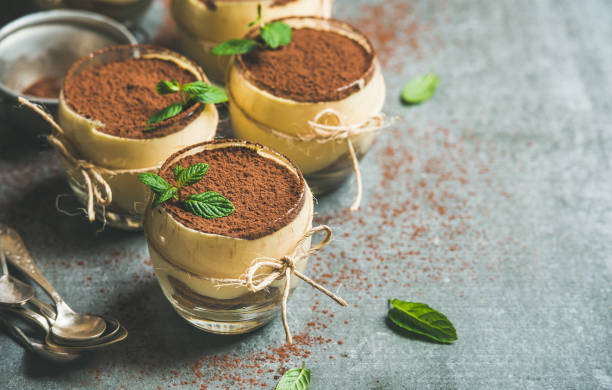 domowy włoski deser tiramisu podawany w indywidualnych szklankach - tiramisu dessert italian culture spoon zdjęcia i obrazy z banku zdjęć