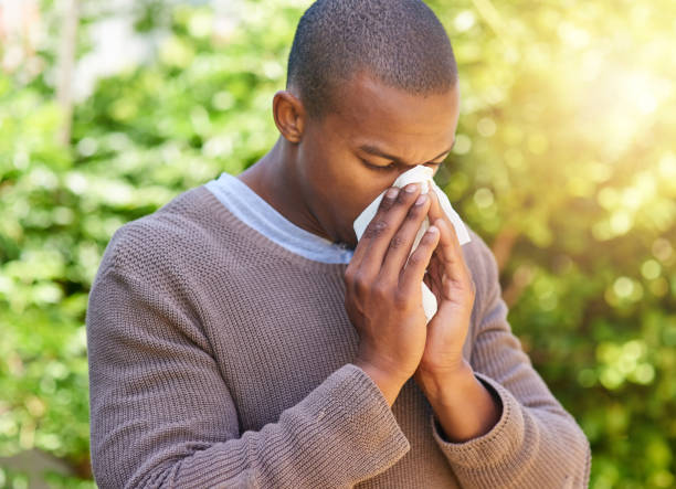 su sistema inmune necesita un refuerzo - sneezing tissue young adult cold fotografías e imágenes de stock