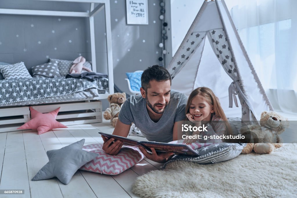 Simplemente estar alrededor. - Foto de stock de Niño libre de derechos