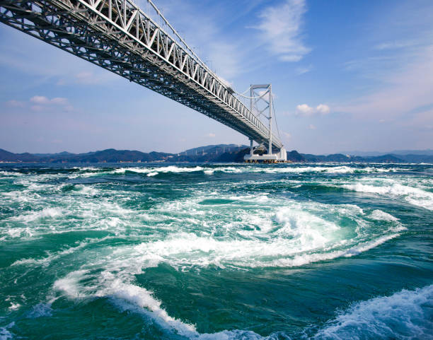 世界上最大的旋轉波浪在火影忍者海峽, 日本大鳴門橋のうずしお - 四國 個照片及圖片檔