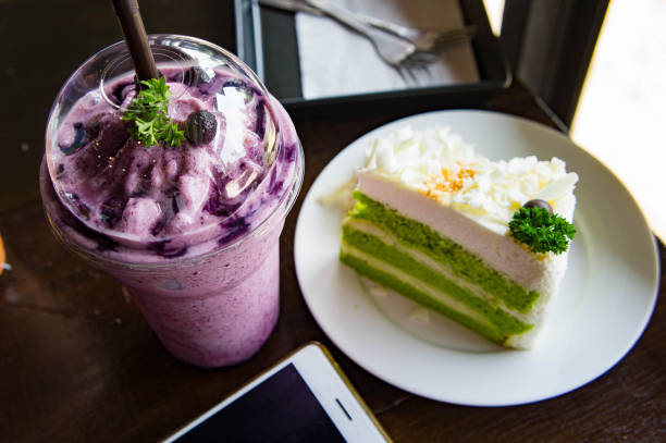 frullato di mirtillo e tempo di relax della torta nel caffè - blueberry smoothie milk shake drink foto e immagini stock