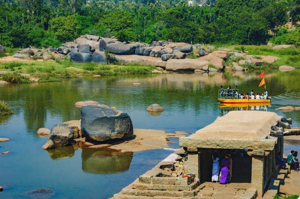 attraversamento del fiume tungabhadra ad hampi, india - indian ethnicity traditional culture architecture karnataka foto e immagini stock