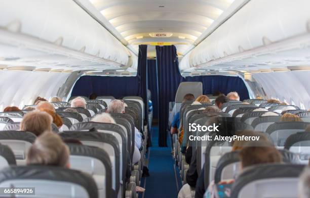 Foto de Cabine De Aviões Comerciais Com Passageiros e mais fotos de stock de Avião - Avião, Plaina - Ferramenta de mão, Interior