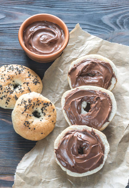 bagels con crema de chocolate - sesame black stack cereal plant fotografías e imágenes de stock