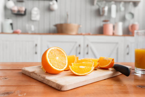 arance affettate su un tagliere di legno. colazione sana e gustosa - mediterranean cuisine wood horizontal food and drink foto e immagini stock