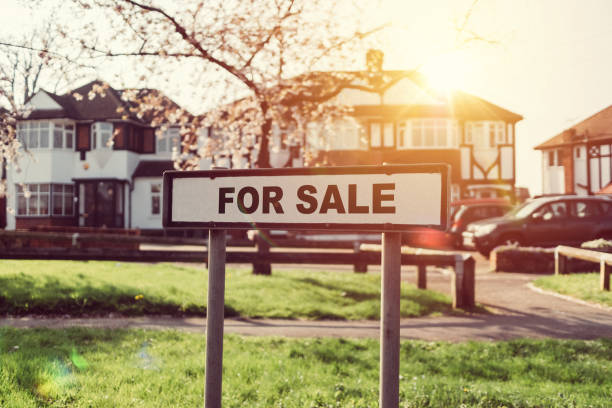 imóveis para venda sinal no bairro suburbano - row house house uk real estate sign - fotografias e filmes do acervo