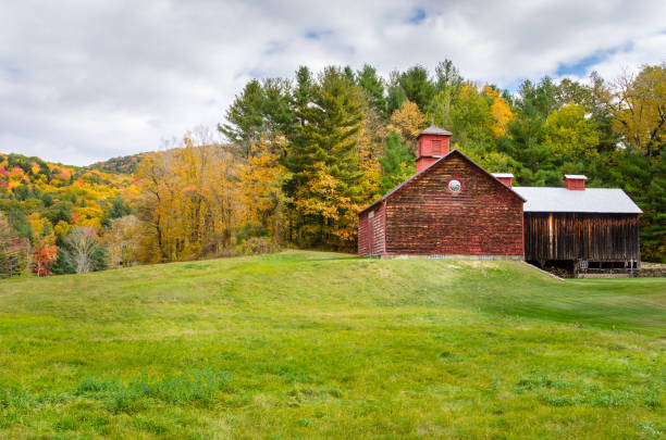 krajobraz wiejski w berkshires jesienią - massachusetts the berkshires autumn mountain zdjęcia i obrazy z banku zdjęć