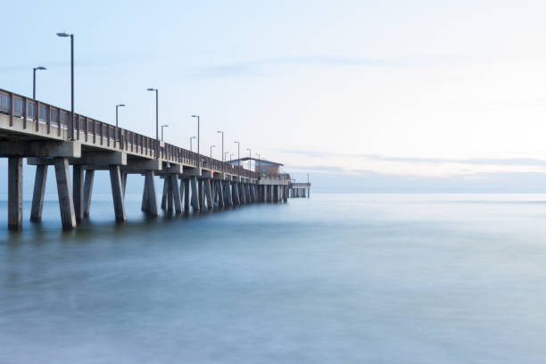 Muelle al atardecer - foto de stock