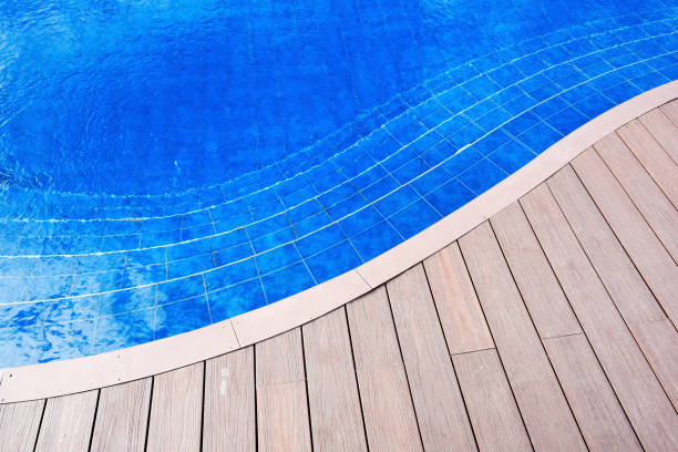 drewniany taras przy basenie - resort swimming pool swimming pool poolside curve zdjęcia i obrazy z banku zdjęć