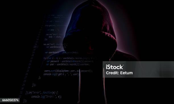 Mit Kapuze Hacker In Dunkelheit Mit Code Stockfoto und mehr Bilder von Kapuzenoberteil - Kapuzenoberteil, Computerhacker, Computer