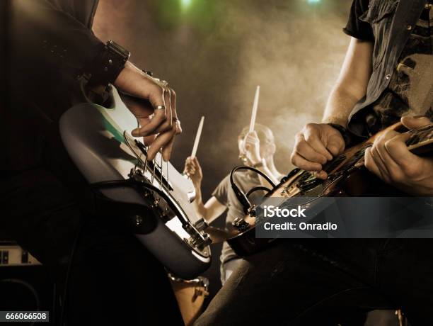 ロック バンドはステージで実行しますギタリスト - ロックミュージックのストックフォトや画像を多数ご用意 - ロックミュージック, 著名グループ, 金属