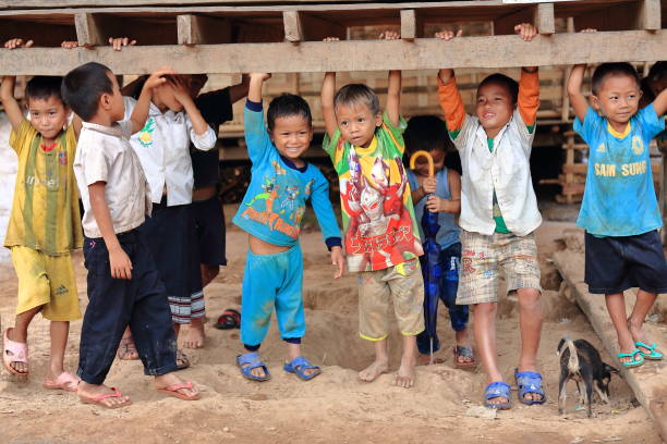 банда юношей и девушек-khmu холма племени-muangkhua области фонсали провинции лаос.3860 - laos hut southeast asia shack стоковые фото и изображения