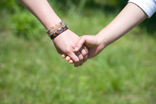 Parejas Que Mantienen Las Manos Unidas Foto de stock y más banco de imágenes de Amor - Amor, Cariñoso, Conexión - iStock Parejas Que Mantienen Las Manos Unidas Foto de stock y más banco de imágenes de Amor - Amor, Cariñoso, Conexión - iStock