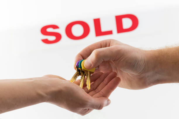 istock Sold sign with handshake and keys 666132604