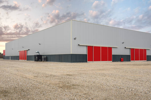 istock Industrial and commercial hall 666135200