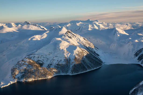 lodowiec jeziora garibaldi - cliff mountain winter snow zdjęcia i obrazy z banku zdjęć