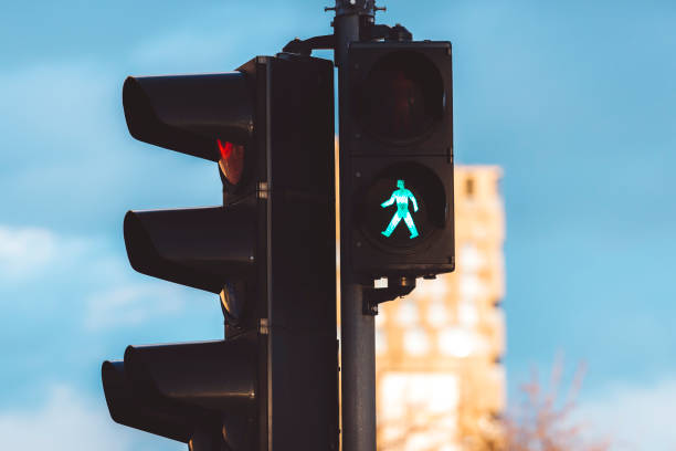 luz verde de pedestre - walk signal - fotografias e filmes do acervo