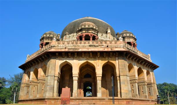 istock Ancient tomb in Delhi 666208312