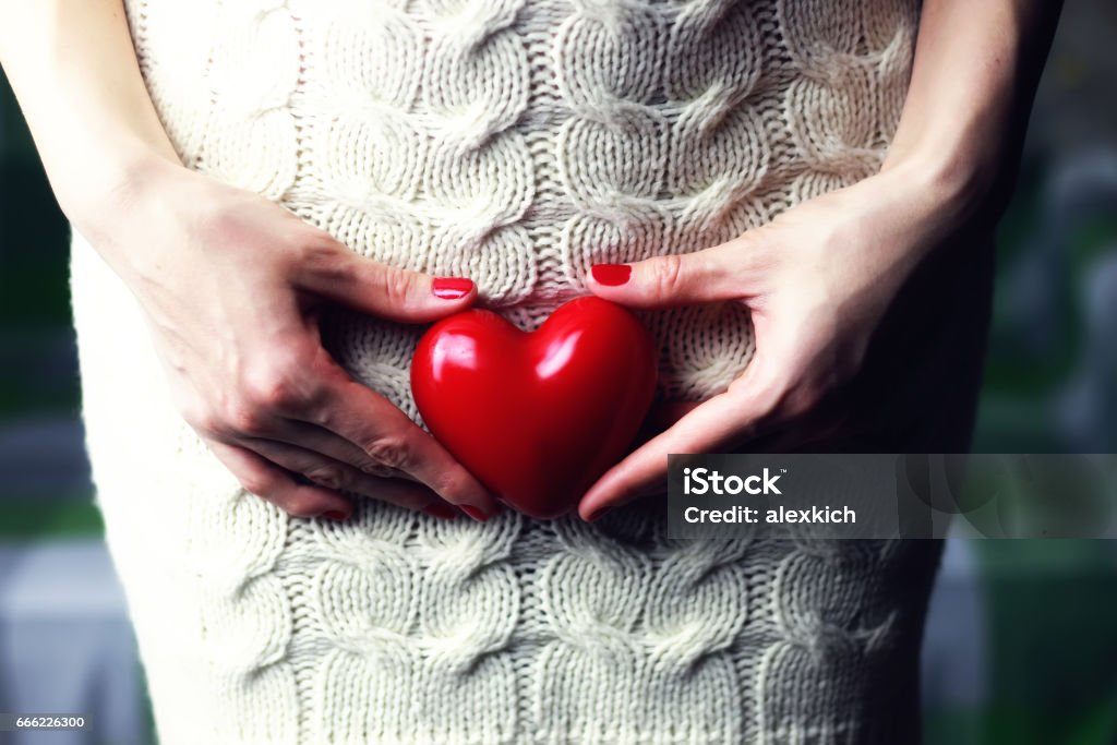 Frau holding heart - Lizenzfrei Scheide Stock-Foto