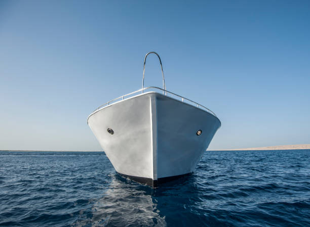proa de gran yate a motor en el mar - casco parte del barco fotografías e imágenes de stock