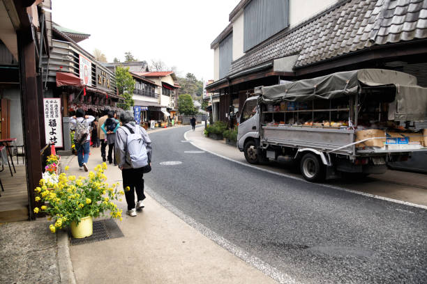 omote sando rozciąga się od świątyni naritasan do stacji jr, oferując gościom przyjemny spacer po tej uroczej części narita - omotesando hills zdjęcia i obrazy z banku zdjęć